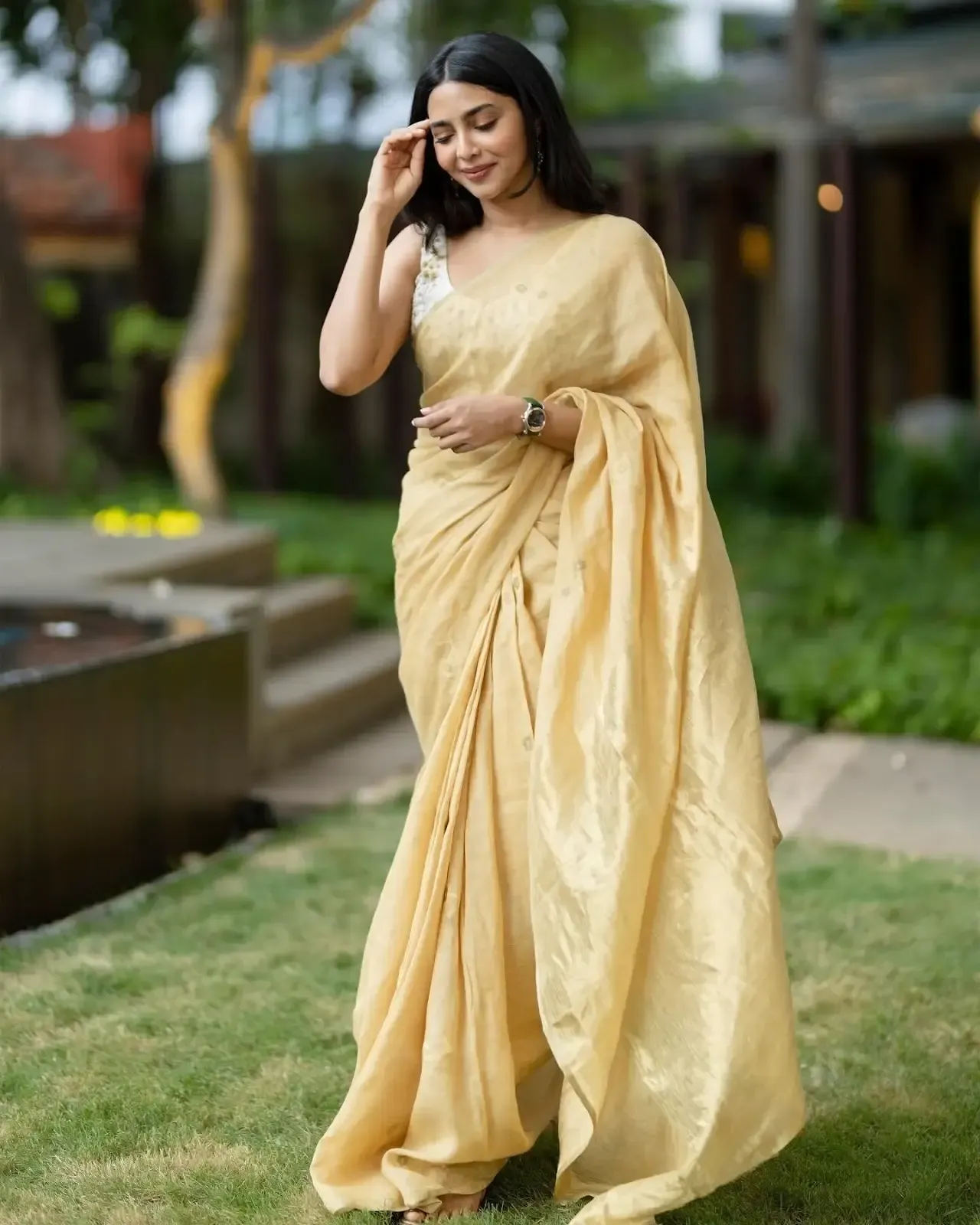 BEAUTIFUL INDIAN ACTRESS AISHWARYA LEKSHMI IN SLEEVELESS YELLOW SAREE 4